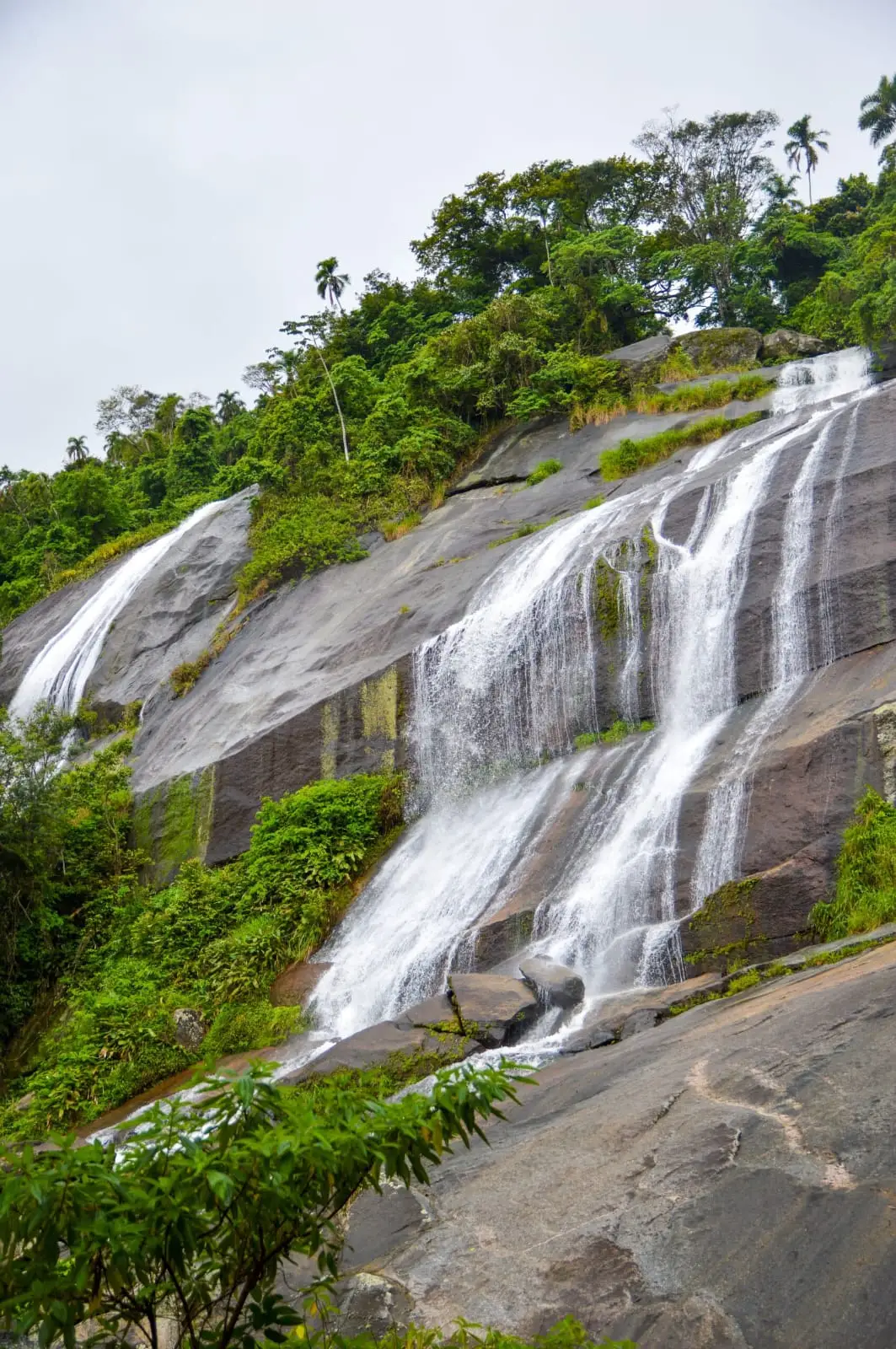 As melhores cachoeiras de Ilhabela para conhecer com guia