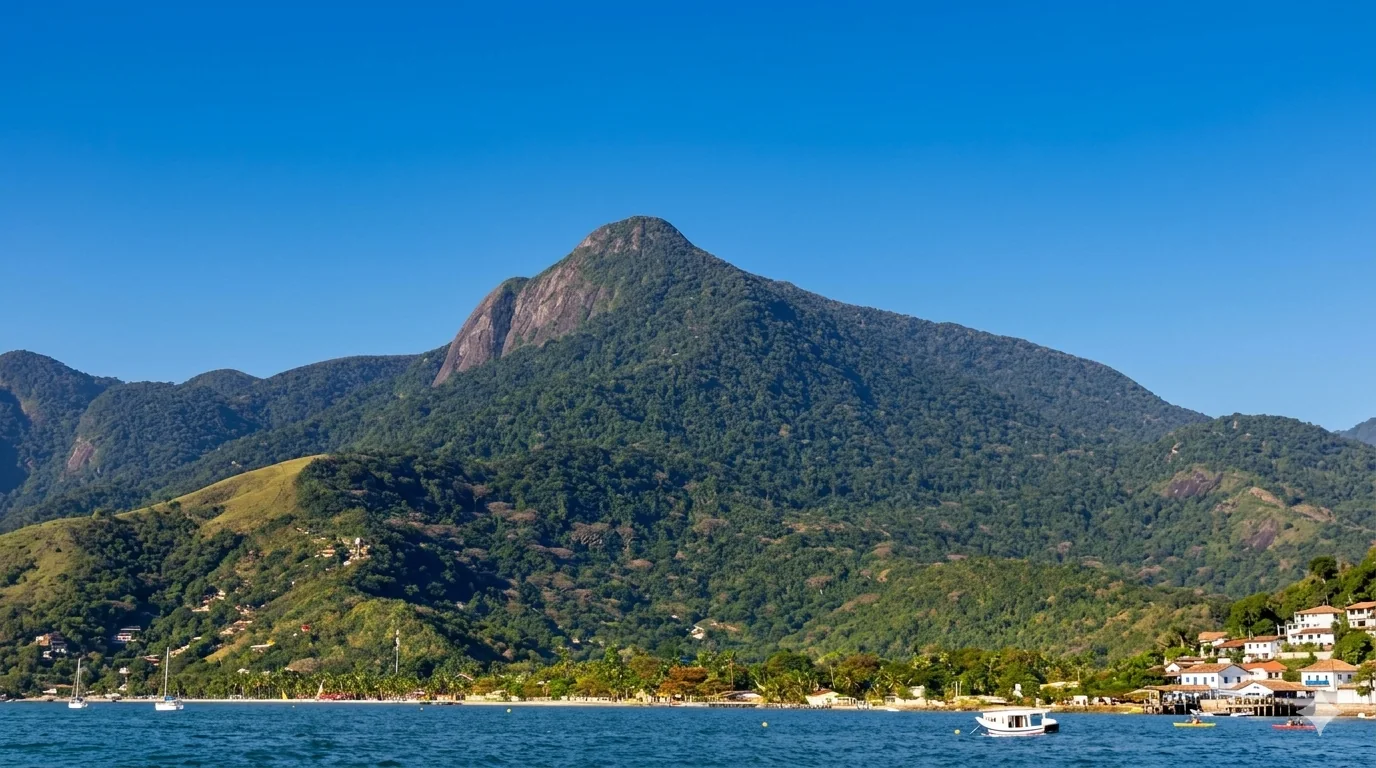 Pico do Baepi visto do mar — o pico mais famoso de Ilhabela
