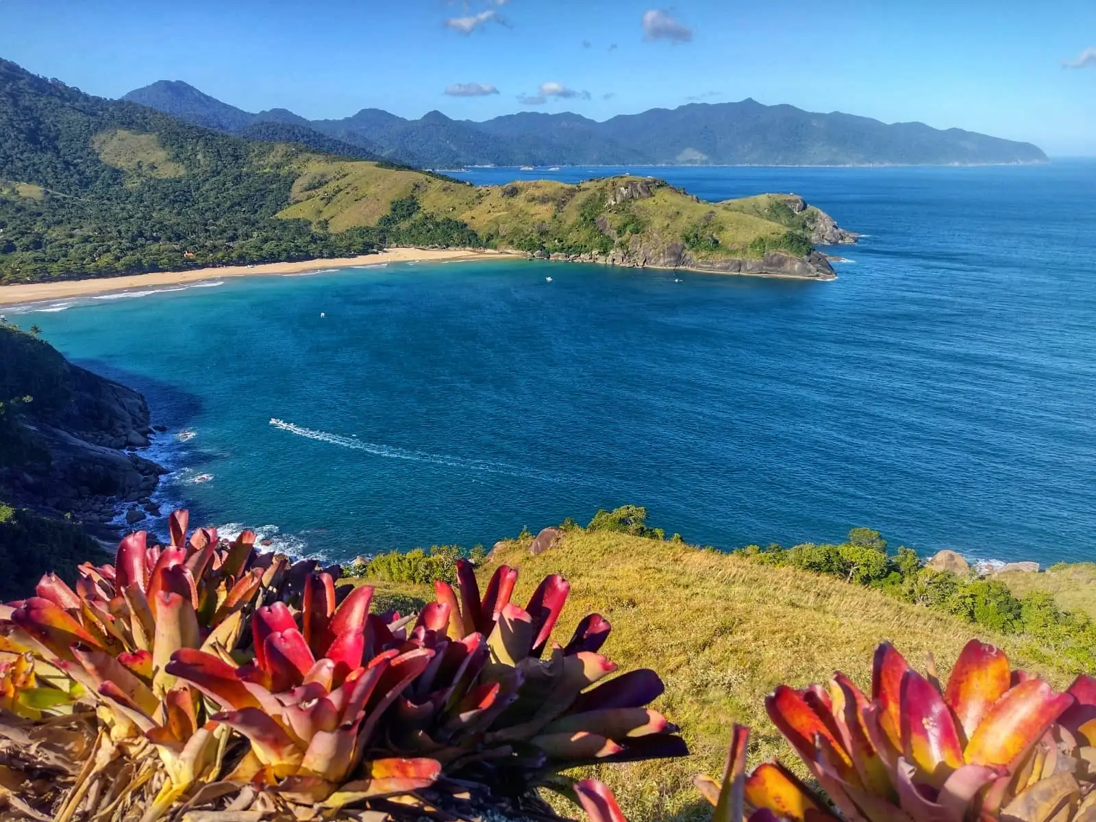 O que levar para uma trilha em Ilhabela: checklist do guia